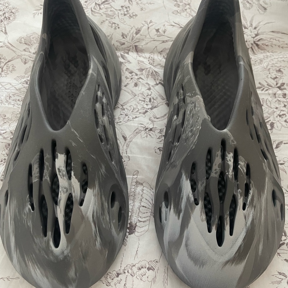 ADIDAS YEEZY FOAM RNR - Picture 6 of 8